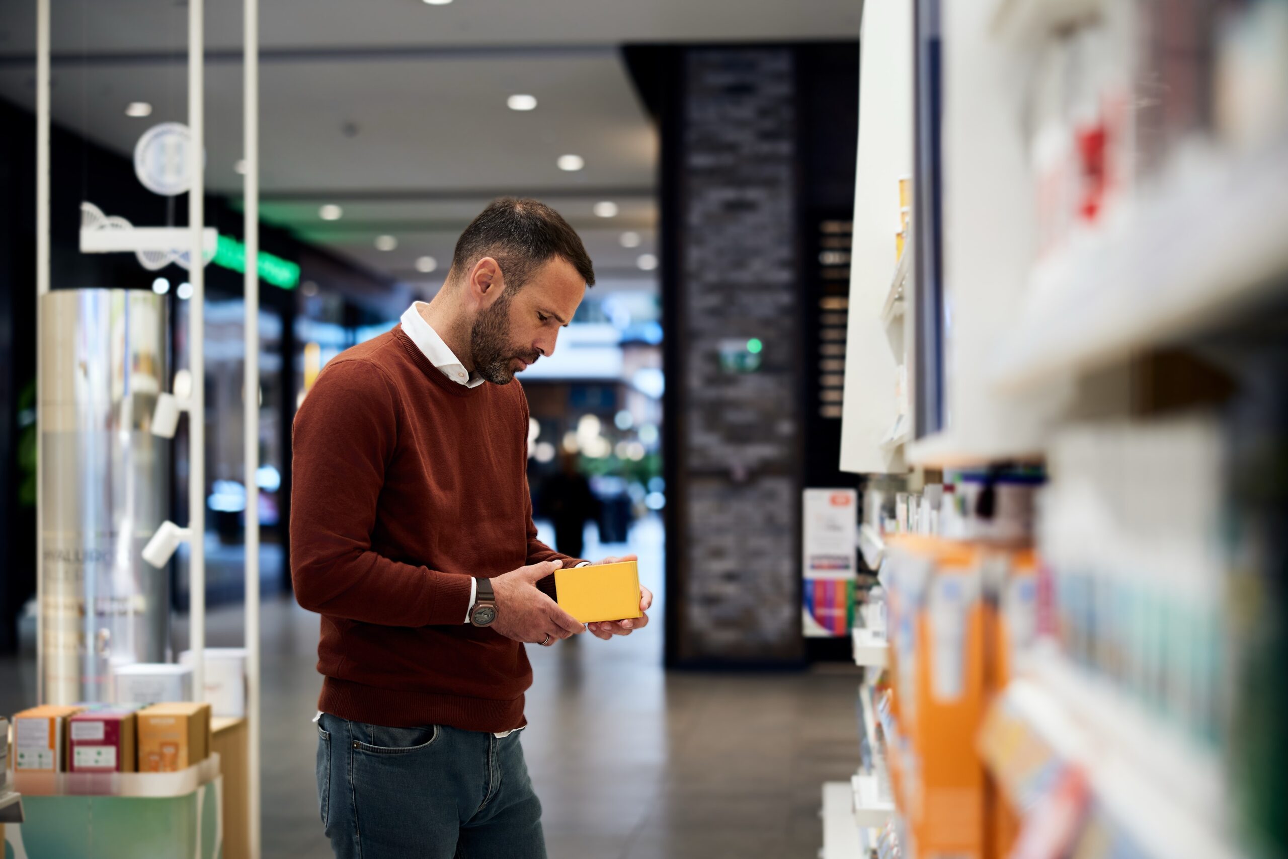 Non-buyer customer experience, retail customer browsing without engagement